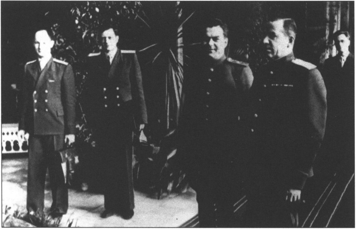 Члены советской делегации в Зимнем саду Алупкинского дворца. Второй слева Б.Ф. Подцероб, старший помощник наркома иностранных дел СССР