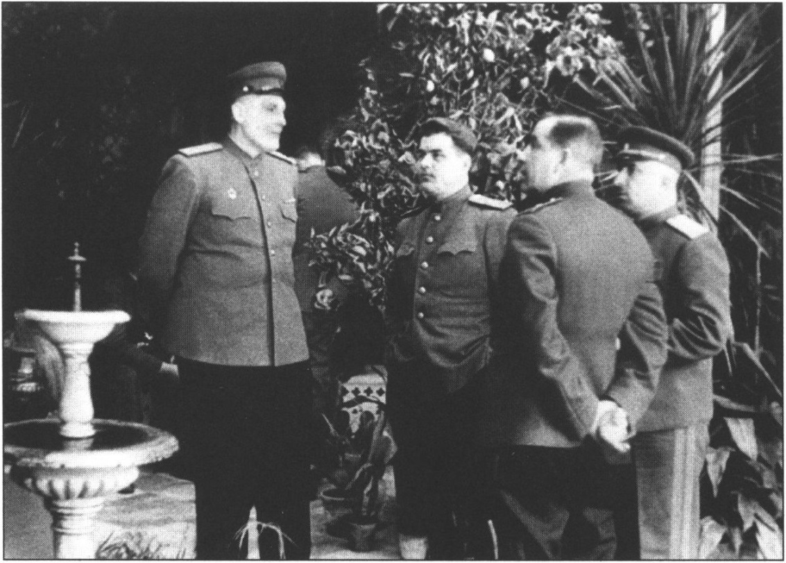 Члены советской делегации. Зимний сад Алупкинского дворца Члены советской делегации. Зимний сад Алупкинского дворца