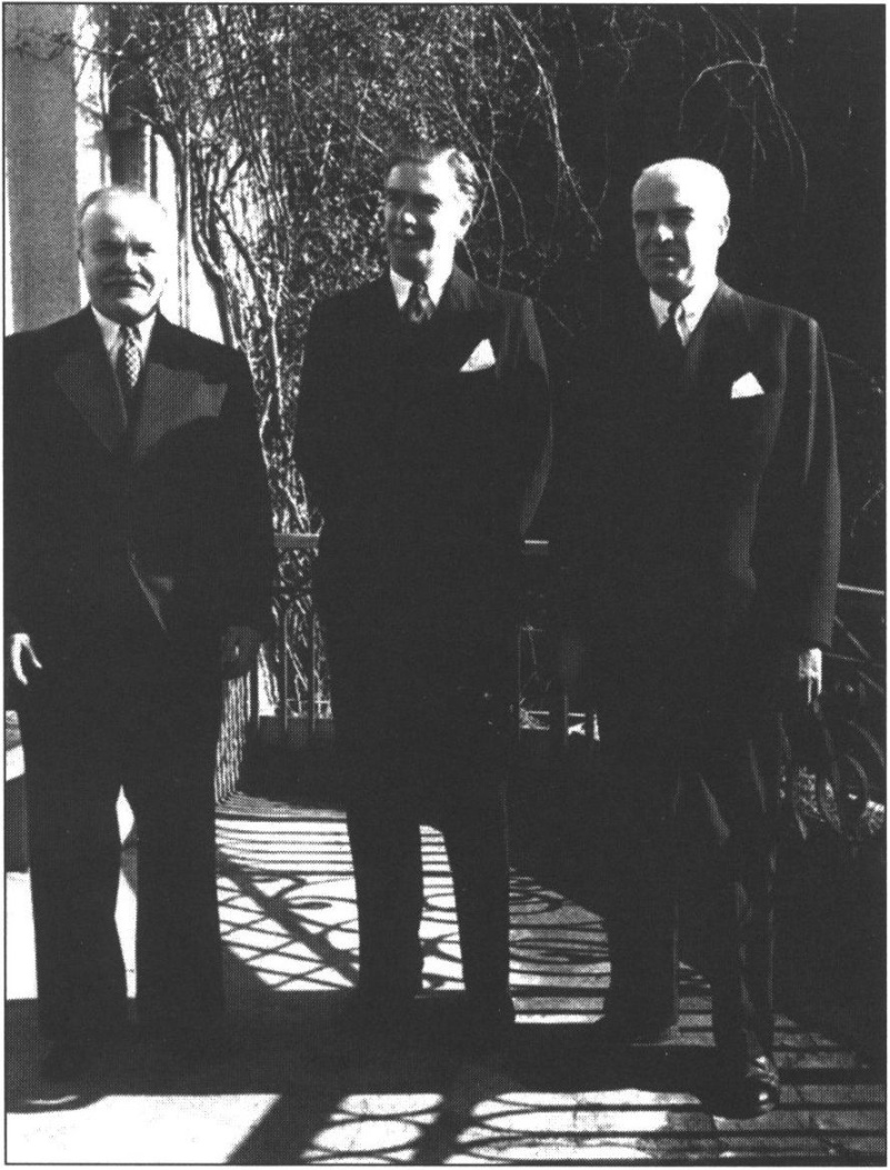 В.М. Молотов, Э. Иден, Э. Стеттиниус на балконе Кореизского дворца