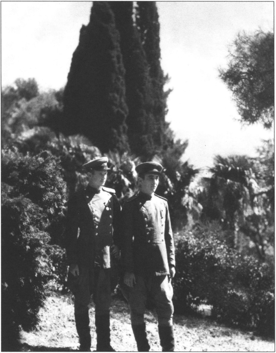 Иван Васильевич Зазвонив (слева) в Алупкинском парке. 16 сентября 1945 г.