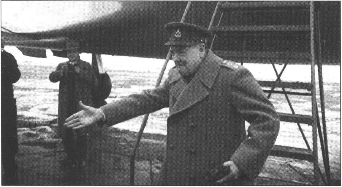 Прибытие У. Черчилля на Сакский военный аэродром. У трапа самолета. 3 февраля 1945 г.