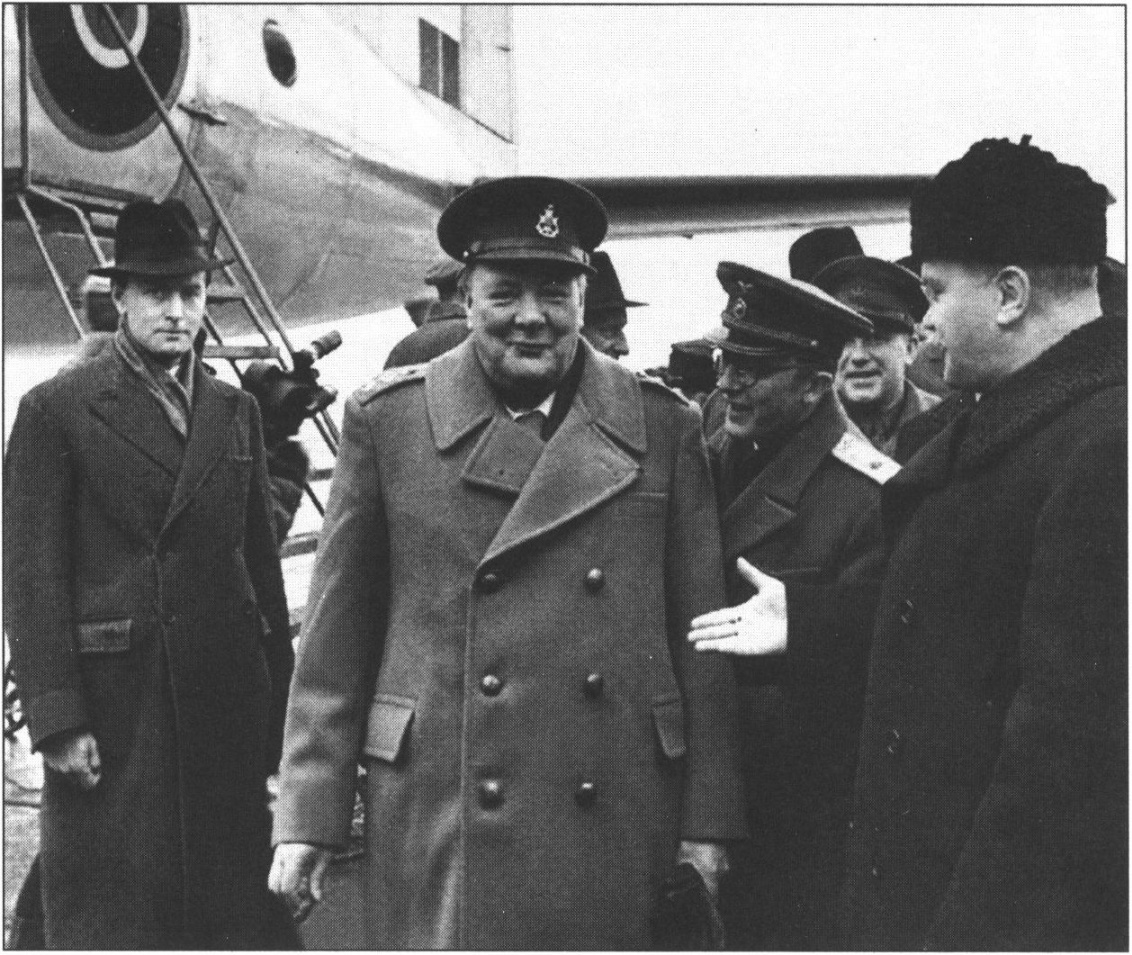 В.М. Молотов встречает У. Черчилля на военном аэродроме в Саках. 3 февраля 1945 г.