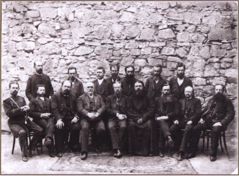 Педагогический совет Феодосийской мужской гимназии. Фото 1892 г. (из фондов Феодосийского музея древностей) Педагогический совет Феодосийской мужской гимназии. Фото 1892 г. (из фондов Феодосийского музея древностей)