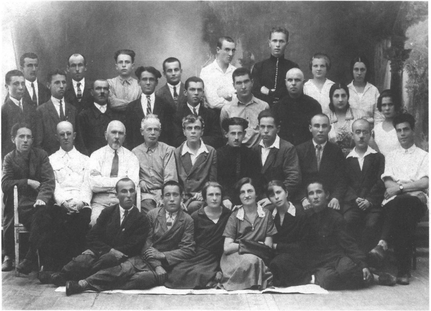 Пятимесячные областные педкурсы Наркомпроса. Третий слева во втором ряду — А.Н. Деревицкий. 1932 г. Фото из архива семьи Деревицких Пятимесячные областные педкурсы Наркомпроса. Третий слева во втором ряду — А.Н. Деревицкий. 1932 г. Фото из архива семьи Деревицких