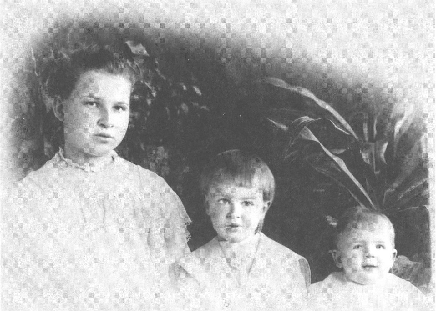 Дети священника Сергия Щукина — Наташа, Алеша и Маруся. Ялта. 11 мая 1912 г. Дети священника Сергия Щукина — Наташа, Алеша и Маруся. Ялта. 11 мая 1912 г.