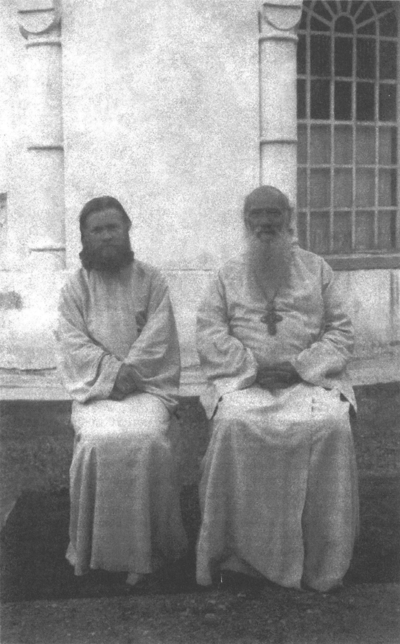 Отец Сергий Щукин (слева) и отец Николай Щеглов у Аутской Успенской церкви. Ялта. Фото начала XX в. Отец Сергий Щукин (слева) и отец Николай Щеглов у Аутской Успенской церкви. Ялта. Фото начала XX в.