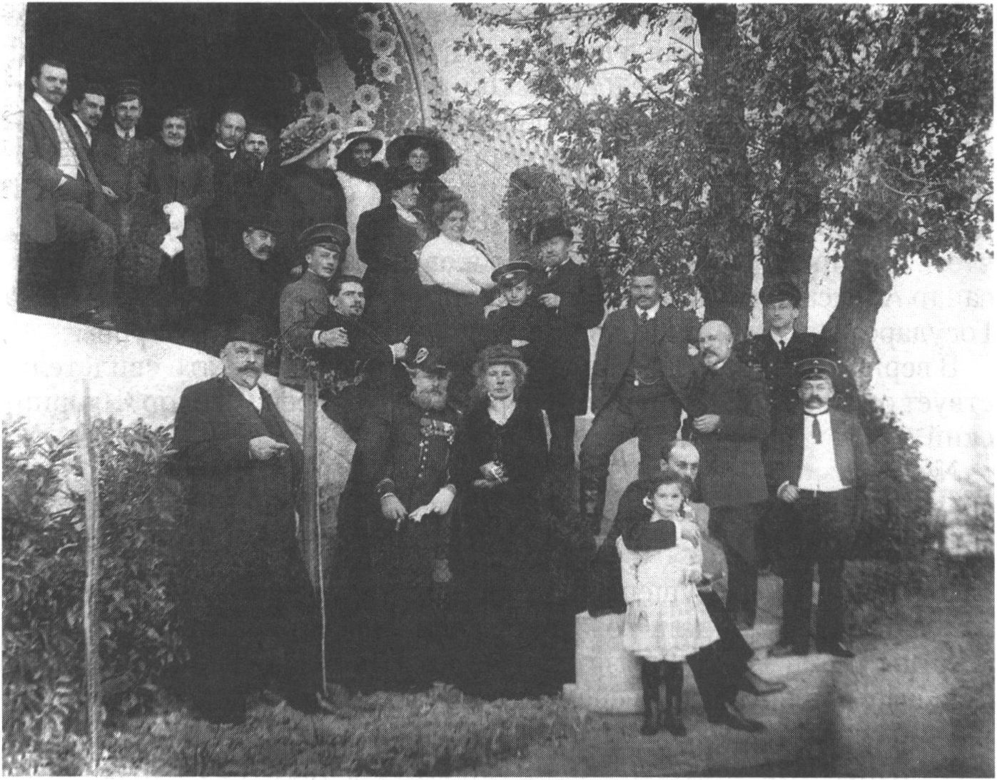 Н.П. Краснов с семьей, друзьями и соратниками на крыльце своей дачи на Николаевской улице. Ялта. 1910 г. Н.П. Краснов с семьей, друзьями и соратниками на крыльце своей дачи на Николаевской улице. Ялта. 1910 г.