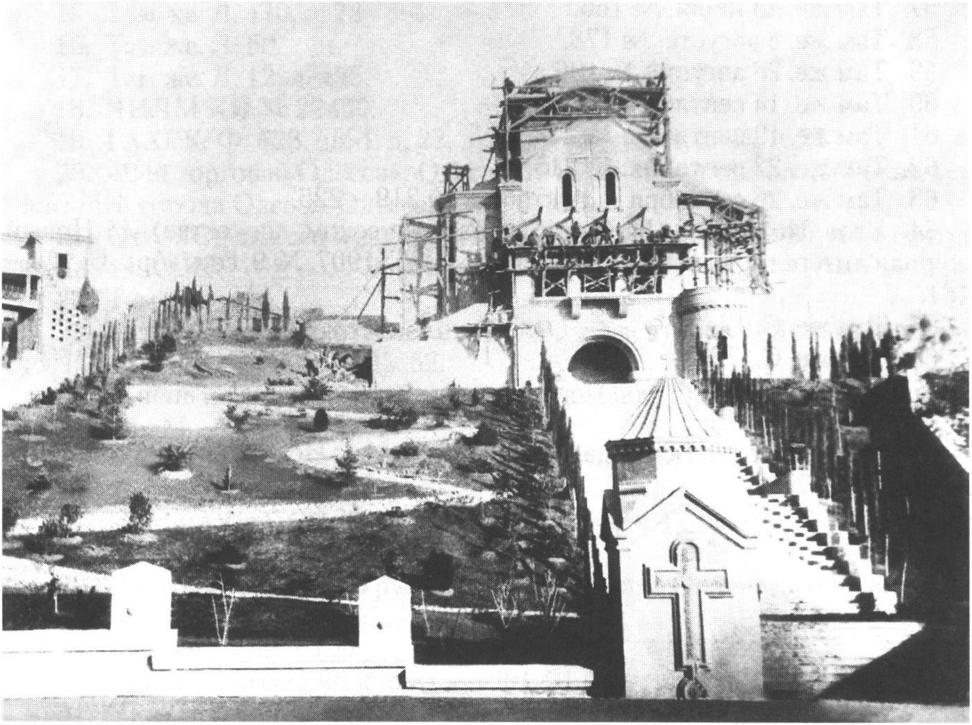 Строительство Армянской церкви на ул. Загородной в Ялте. Начало XX в. Фото из архива семьи Деревицких Строительство Армянской церкви на ул. Загородной в Ялте. Начало XX в. Фото из архива семьи Деревицких