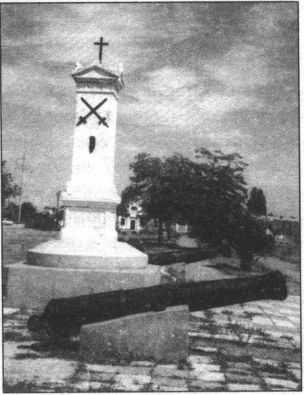 Памятник российским воинам, погибшим в Крымской войне 1854—1855 гг. при штурме г. Евпатории 5.02.1854 г., установлен крымскими караимами города в 1858 г. Памятник российским воинам, погибшим в Крымской войне 1854—1855 гг. при штурме г. Евпатории 5.02.1854 г., установлен крымскими караимами города в 1858 г.