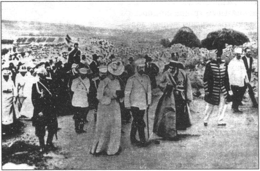 Император Николай II в сопровождении гахана С. Пампулова (справа от государя) в Джурт Кале. 19.09.1902 г. Император Николай II в сопровождении гахана С. Пампулова (справа от государя) в Джурт Кале. 19.09.1902 г.