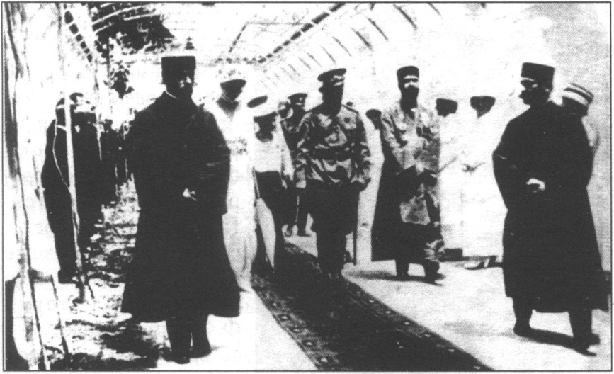 Император Николай II в сопровождении гахана крымских караимов, генерал-адъютанта шаха Ирана С. Шапшала в караимских кенаса. Евпатория 16.05.1916 г. Император Николай II в сопровождении гахана крымских караимов, генерал-адъютанта шаха Ирана С. Шапшала в караимских кенаса. Евпатория 16.05.1916 г.