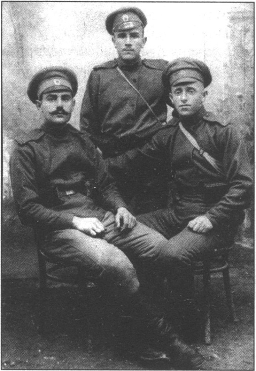 Стоит Йеды-Айлык (1894—1956), слева Пандул Стоит Йеды-Айлык (1894—1956), слева Пандул