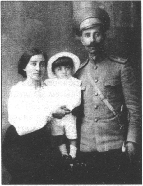 Прапорщик Культе (1884—1915) перед отправкой на фронт с женой и сыном в 1914 г. Погиб в бою Прапорщик Культе (1884—1915) перед отправкой на фронт с женой и сыном в 1914 г. Погиб в бою