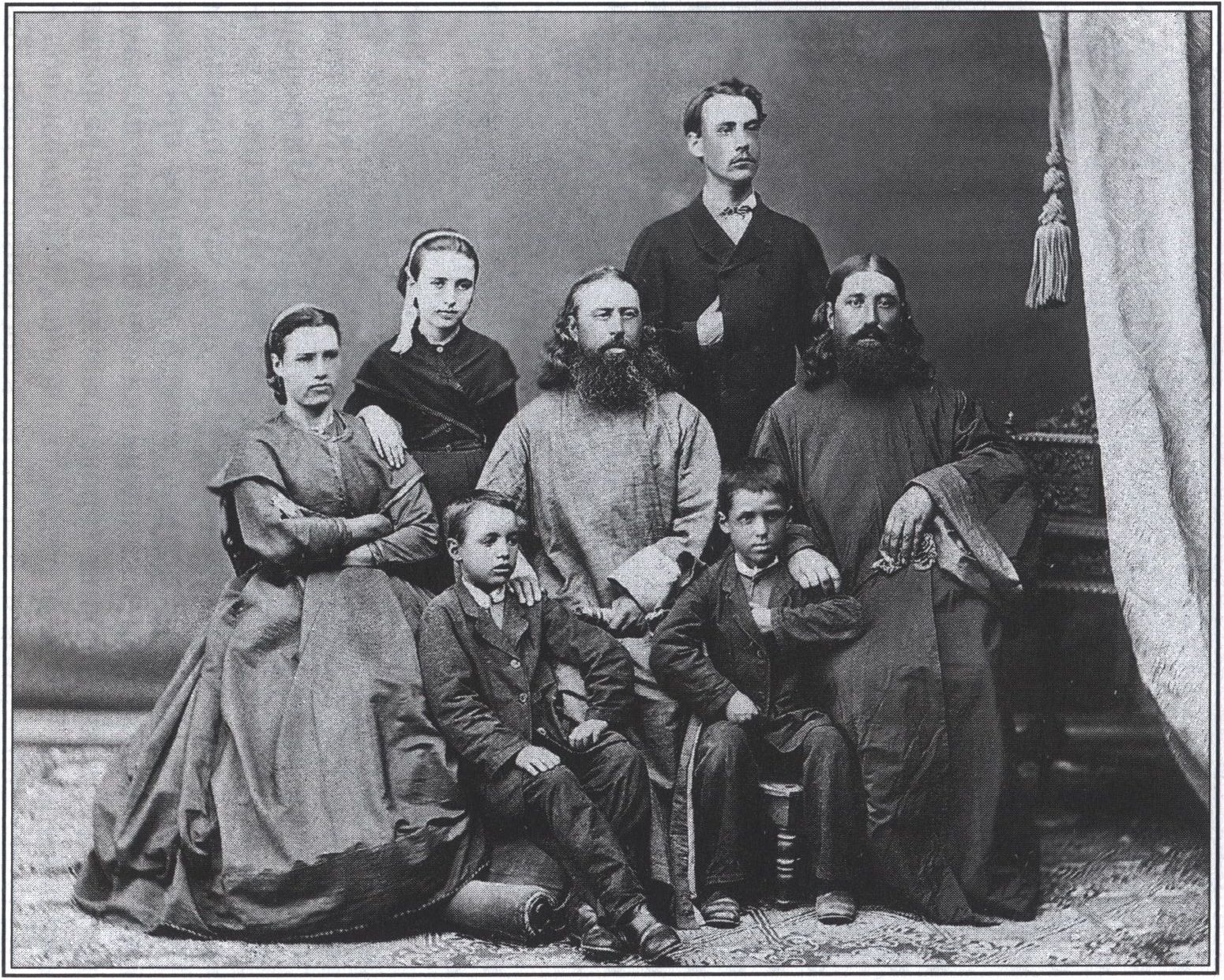 Священник Стефан Киранов (в центре) с детьми Василием, Стефанидой, Мариной и Димитрием и его брат священник Димитрий с шестилетним сыном Михаилом, г. Кишинев Священник Стефан Киранов (в центре) с детьми Василием, Стефанидой, Мариной и Димитрием и его брат священник Димитрий с шестилетним сыном Михаилом, г. Кишинев