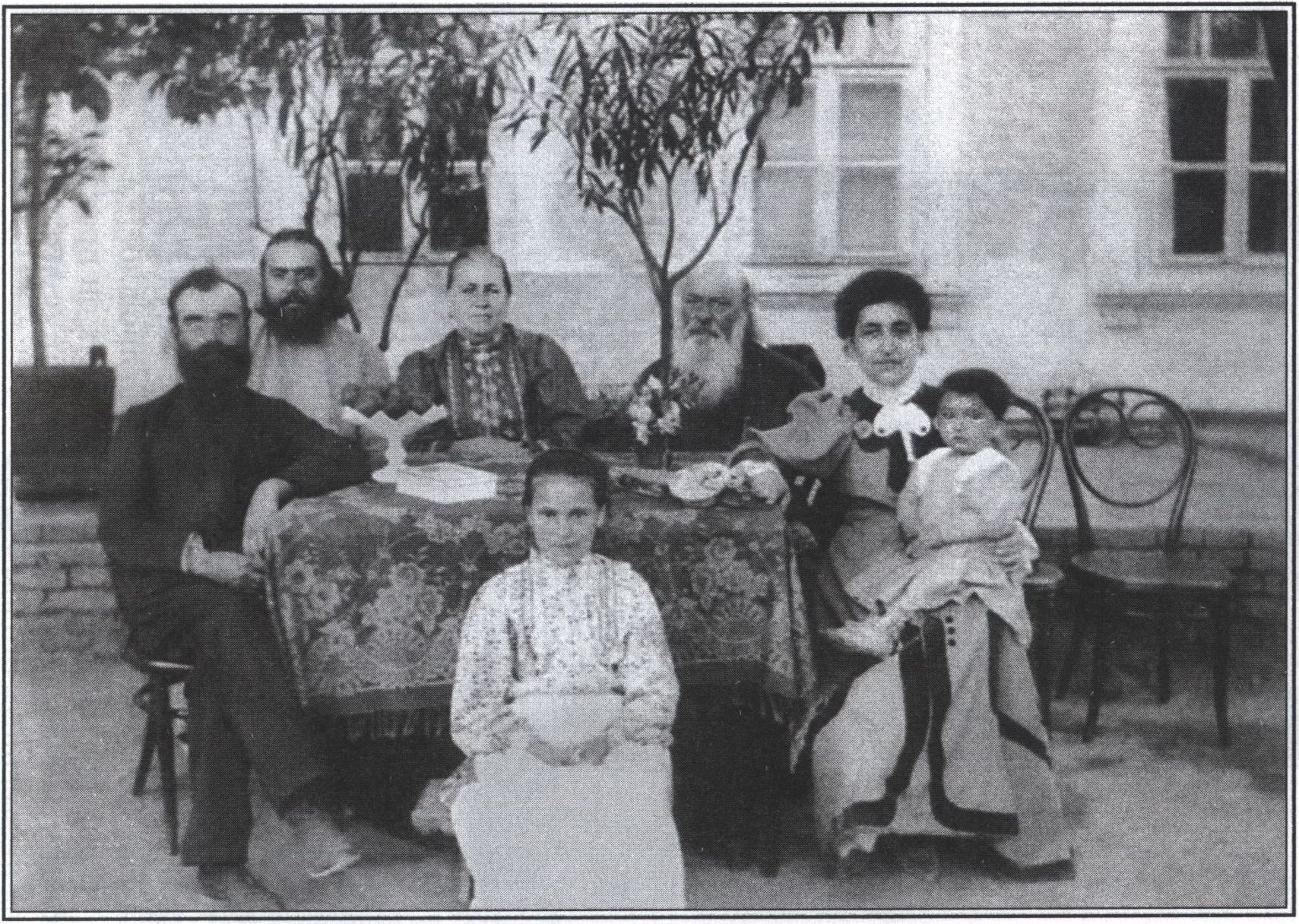 В семейном кругу. Публикуется впервые В семейном кругу. Публикуется впервые