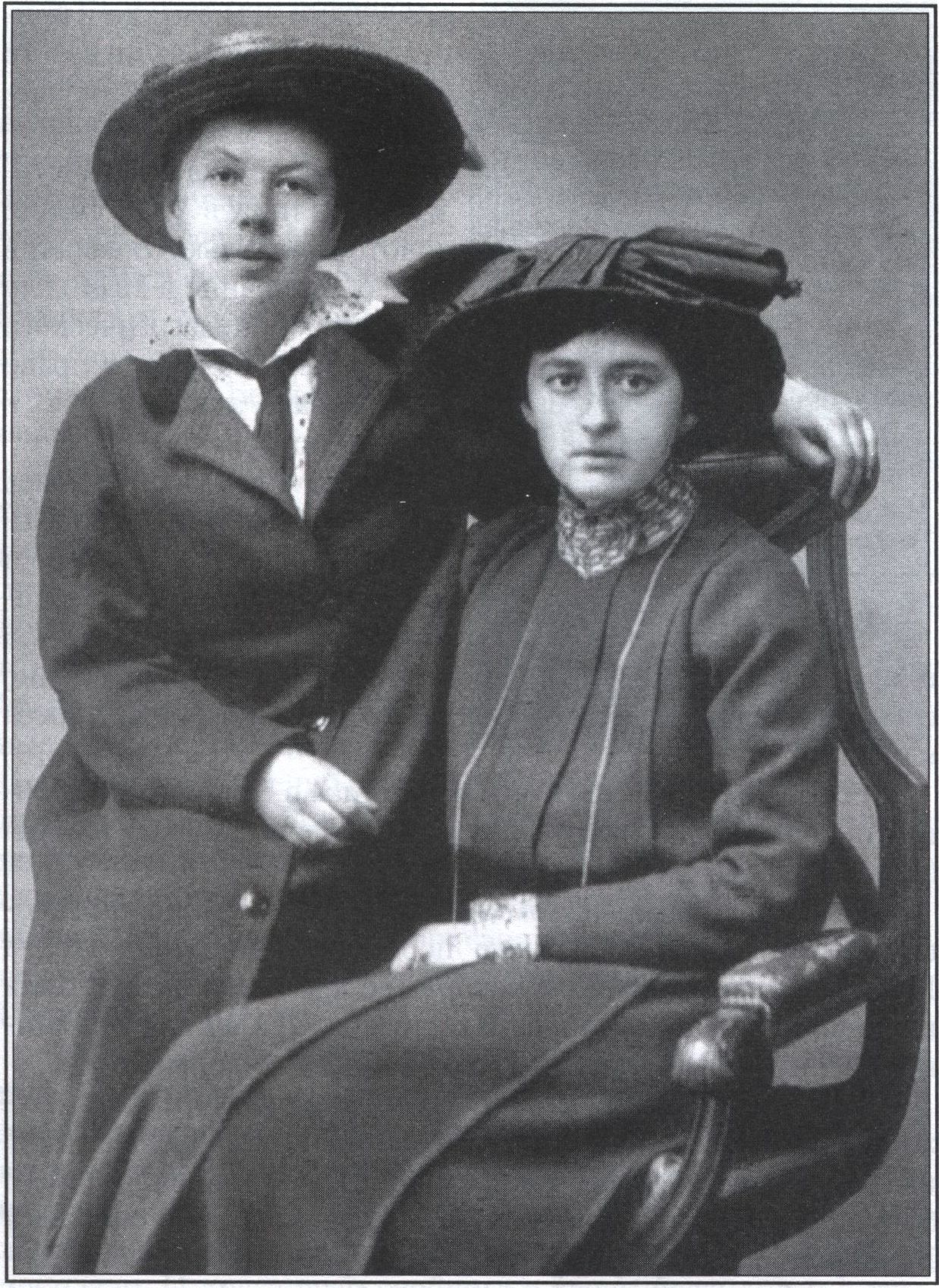 Екатерина Куртэн (сидит) и Елена Карцова. 1917 г. Екатерина Куртэн (сидит) и Елена Карцова. 1917 г.