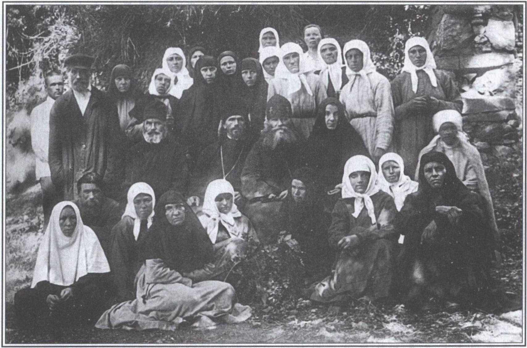 Иеросхимонах Софроний (в центре) с сестрами и насельниками Кизилташской пустыни. В первом ряду третья слева (в белой косынке) сидит сестра Мелитина (Куртэн). В последнем ряду первая слева (в белой косынке) стоит монахиня Евдокия Иеросхимонах Софроний (в центре) с сестрами и насельниками Кизилташской пустыни. В первом ряду третья слева (в белой косынке) сидит сестра Мелитина (Куртэн). В последнем ряду первая слева (в белой косынке) стоит монахиня Евдокия