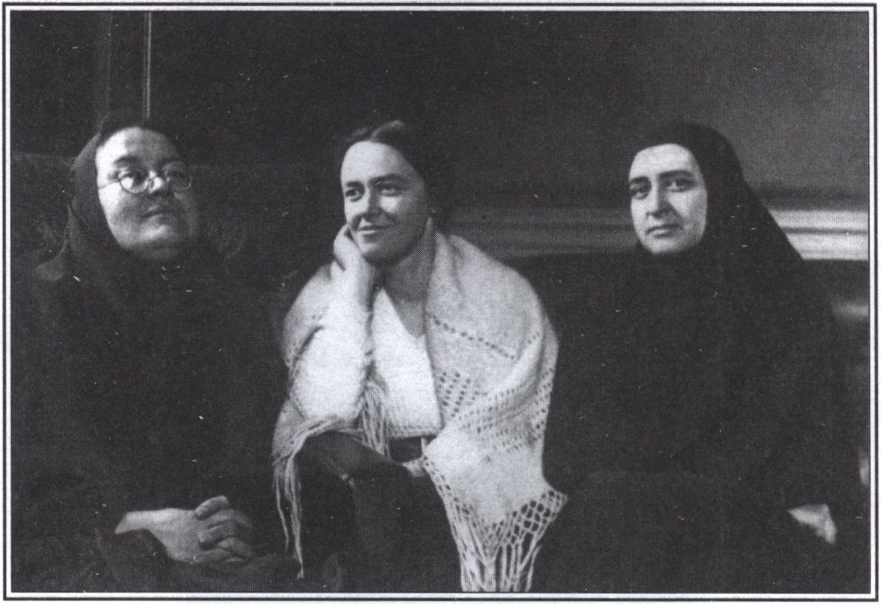 Монахиня Мария (Скобцова), М.Э. Куртэн, монахиня Евдокия, 1936 г. Монахиня Мария (Скобцова), М.Э. Куртэн, монахиня Евдокия, 1936 г.