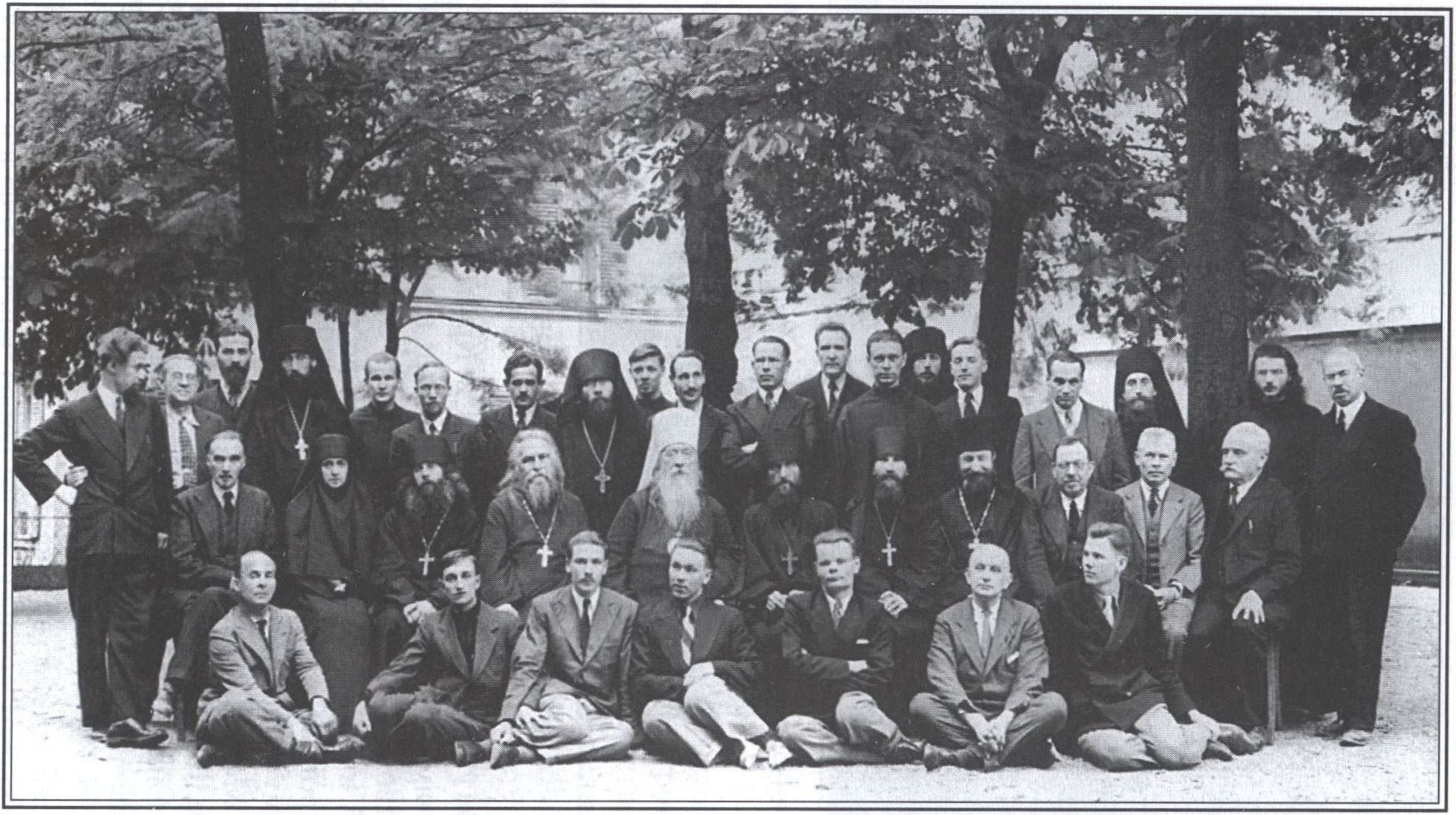 Париж. Сергиевское подворье, весна 1938 г. Преподаватели и студенты. Сидят слева направо во втором ряду: Г.П. Федотов, монахиня Евдокия, о. Кассиан (Безобразов), протоиерей Сергий Булгаков, митрополит Евлогий (Георгиевский), о. Киприан (Керн), о. Никон (Греве), о. Афанасий (Петров), В.В. Зеньковский, Н.С. Арсеньев, Е.Е. Киселевский Париж. Сергиевское подворье, весна 1938 г. Преподаватели и студенты. Сидят слева направо во втором ряду: Г.П. Федотов, монахиня Евдокия, о. Кассиан (Безобразов), протоиерей Сергий Булгаков, митрополит Евлогий (Георгиевский), о. Киприан (Керн), о. Никон (Греве), о. Афанасий (Петров), В.В. Зеньковский, Н.С. Арсеньев, Е.Е. Киселевский