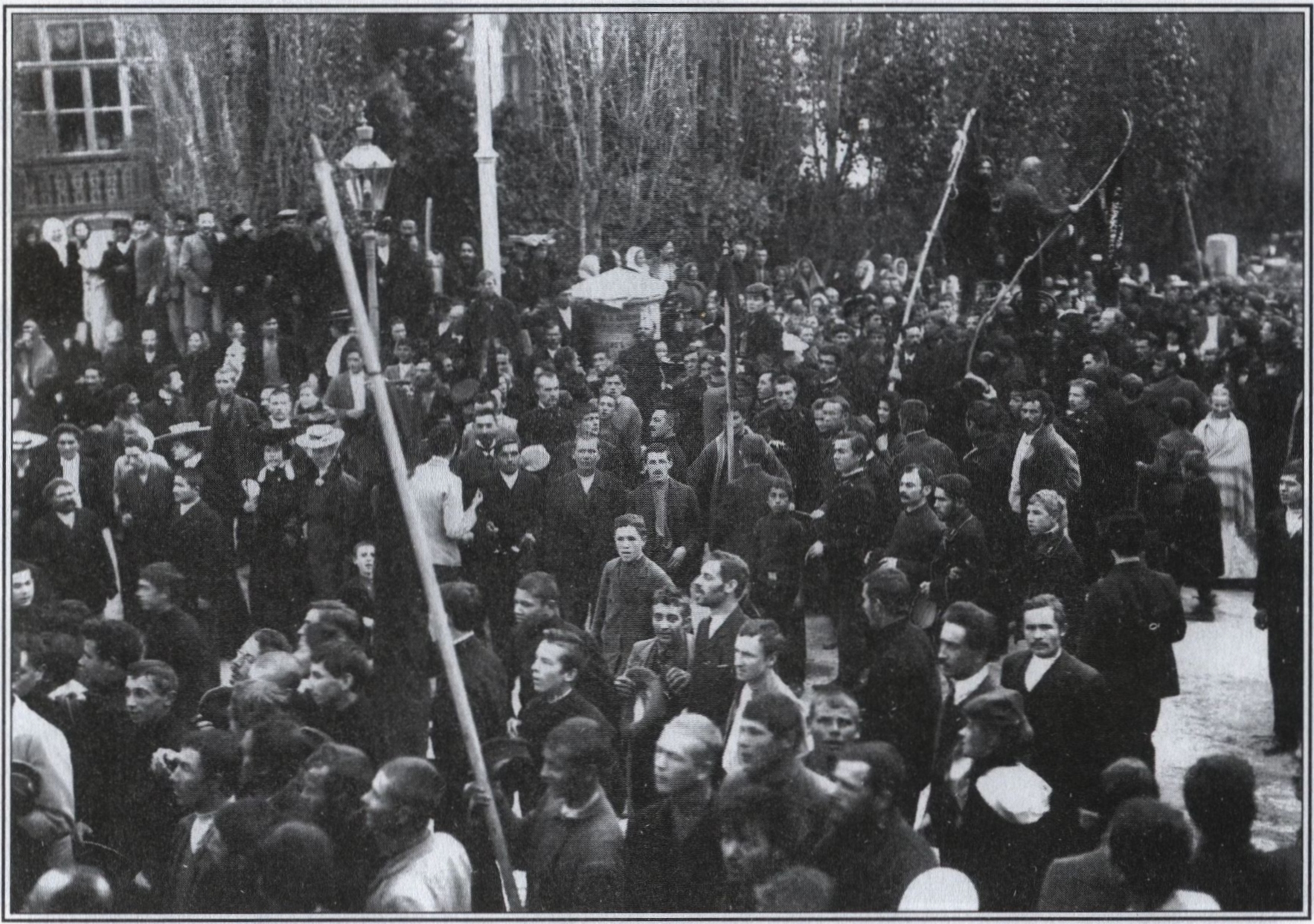 Революционный митинг на Аутской улице. 17 октября 1905 г. Из фондов ЯИЛМ Революционный митинг на Аутской улице. 17 октября 1905 г. Из фондов ЯИЛМ