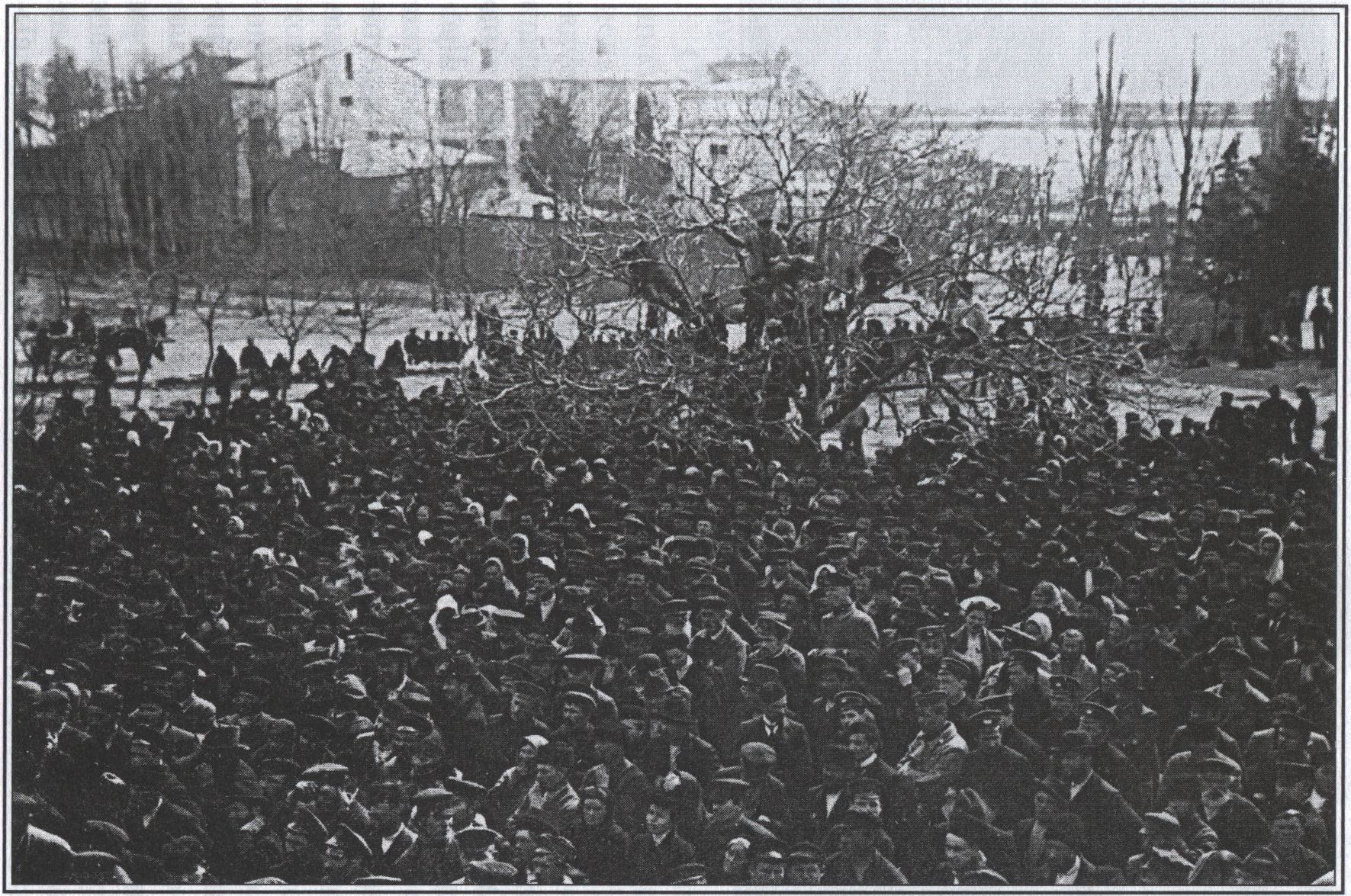 Митинг в Мордвиновском парке после восстания на броненосце «Потемкин». 1905 г. Из фондов ЯИЛМ Митинг в Мордвиновском парке после восстания на броненосце «Потемкин». 1905 г. Из фондов ЯИЛМ