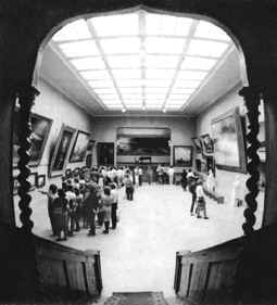 В зале картинной галереи Феодосии В зале картинной галереи Феодосии