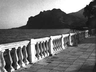 Вид на вулкан Карадаг с набережной поселка Коктебель Вид на вулкан Карадаг с набережной поселка Коктебель