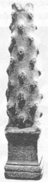 Мраморный жертвенник в форме палицы Геракла из Херсонеса. Первые вв. н. э Мраморный жертвенник в форме палицы Геракла из Херсонеса. Первые вв. н. э