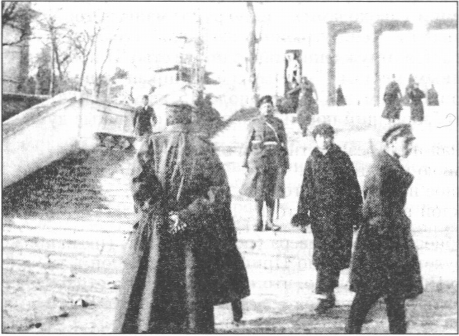 Графская пристань Севастополя в дни эвакуации. Фото кон. октября 1920 г Графская пристань Севастополя в дни эвакуации. Фото кон. октября 1920 г