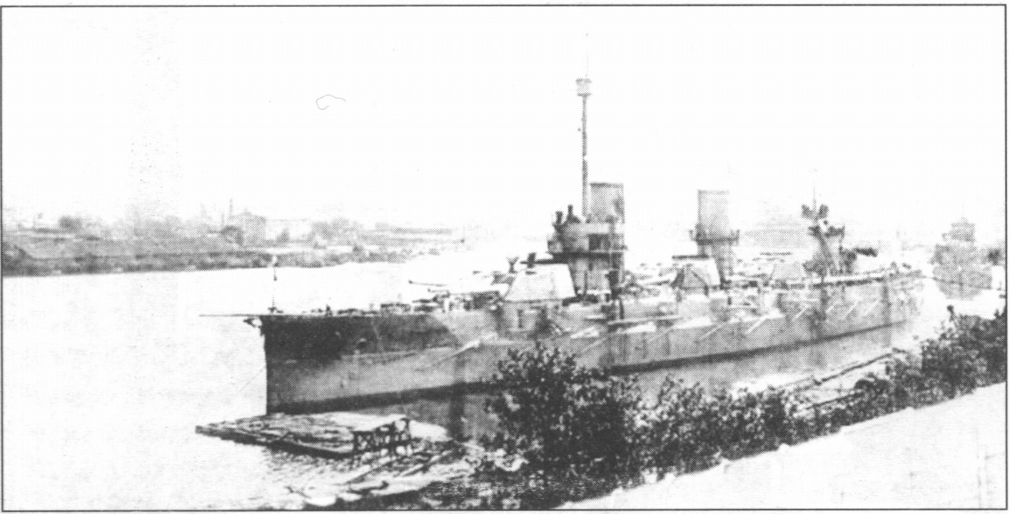 Дредноут «Генерал Алексеев». Фото кон. 1910-х. Из книги Н. Кнорринг «Сфаят»: «Корабль, переменивший на своем коротком веку несколько названий, возвышался над водой как огромная гора. Вступивши под защиту его брони, я почувствовал себя как-то особенно прочно, неуязвимо: казалось, это самое надежное убежище» Дредноут «Генерал Алексеев». Фото кон. 1910-х. Из книги Н. Кнорринг «Сфаят»: «Корабль, переменивший на своем коротком веку несколько названий, возвышался над водой как огромная гора. Вступивши под защиту его брони, я почувствовал себя как-то особенно прочно, неуязвимо: казалось, это самое надежное убежище»