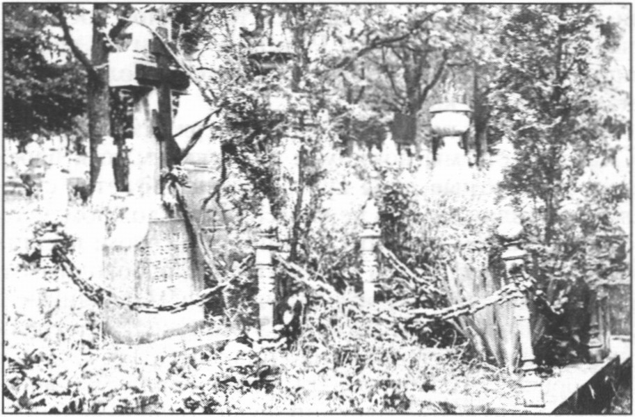 Первоначальная могила И.Н. Кнорринг на кладбище Иври (Франция) до перенесения останков на Сент-Женевьев-де Буа. Фото из альбома Ю.Б. Бек-Софиева. Личный архив И.Ю. Софиева (Алма-Ата). Публикуется впервые Первоначальная могила И.Н. Кнорринг на кладбище Иври (Франция) до перенесения останков на Сент-Женевьев-де Буа. Фото из альбома Ю.Б. Бек-Софиева. Личный архив И.Ю. Софиева (Алма-Ата). Публикуется впервые