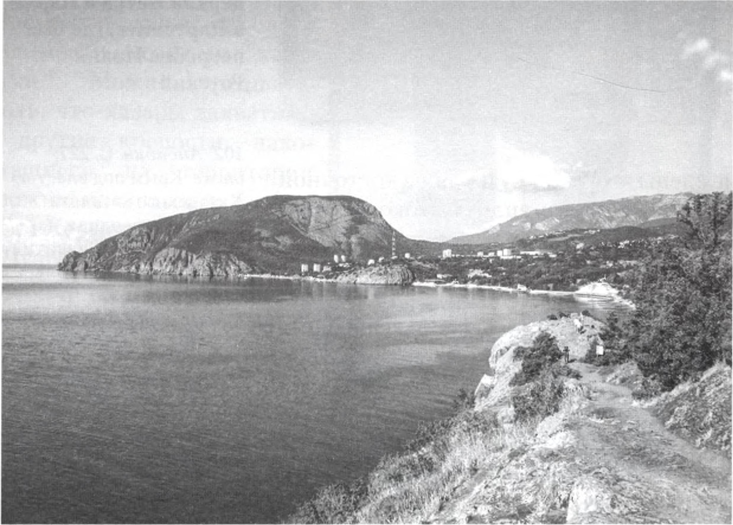 Панорама горы Аю-Даг и поселка Партенит, на территории которого находятся руины церкви Петра и Павла