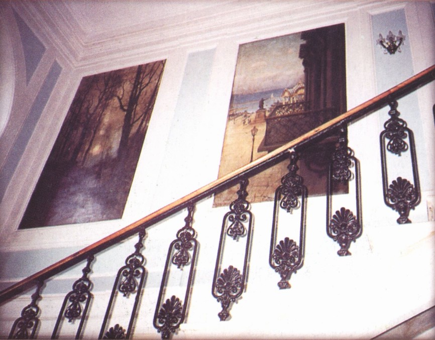Лестница второй этаж. Картины Ю.Ю. Клевера