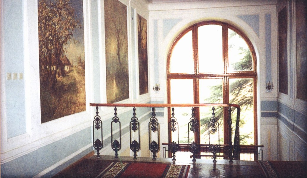 Второй этаж дворца. Окно с видом на парк