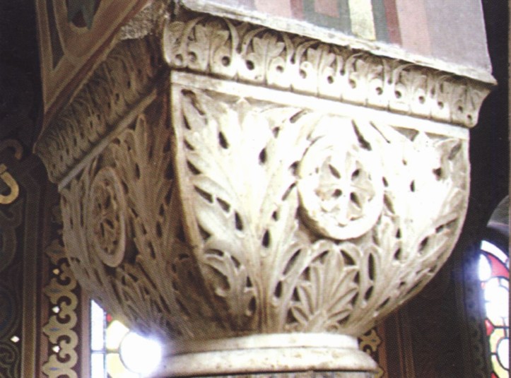 Колонны из каррарского мрамора чудом уцелели и сейчас являются украшением храма