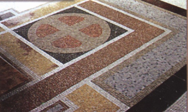 Мозаичный пол выполнен специалистами мастерской Антонио Сальвиатти, знаменитого итальянского мастера