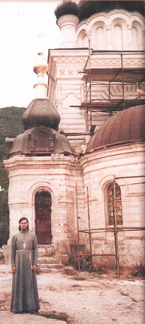 Начало восстановления Храма. Установлены позолоченные шпили. 1991 год