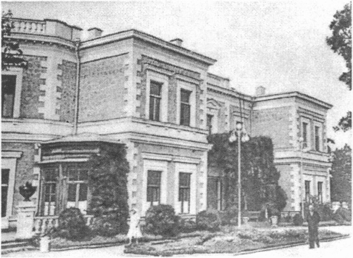 Корпус № 1. После землетрясения 1927 года — уже без ваз на крыше (они упали и разбились)