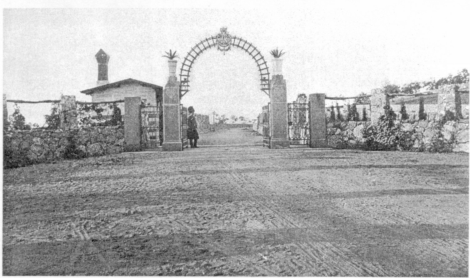 Въезд в имение «Ливадия». Ворота с декоративной аркой и сторожка