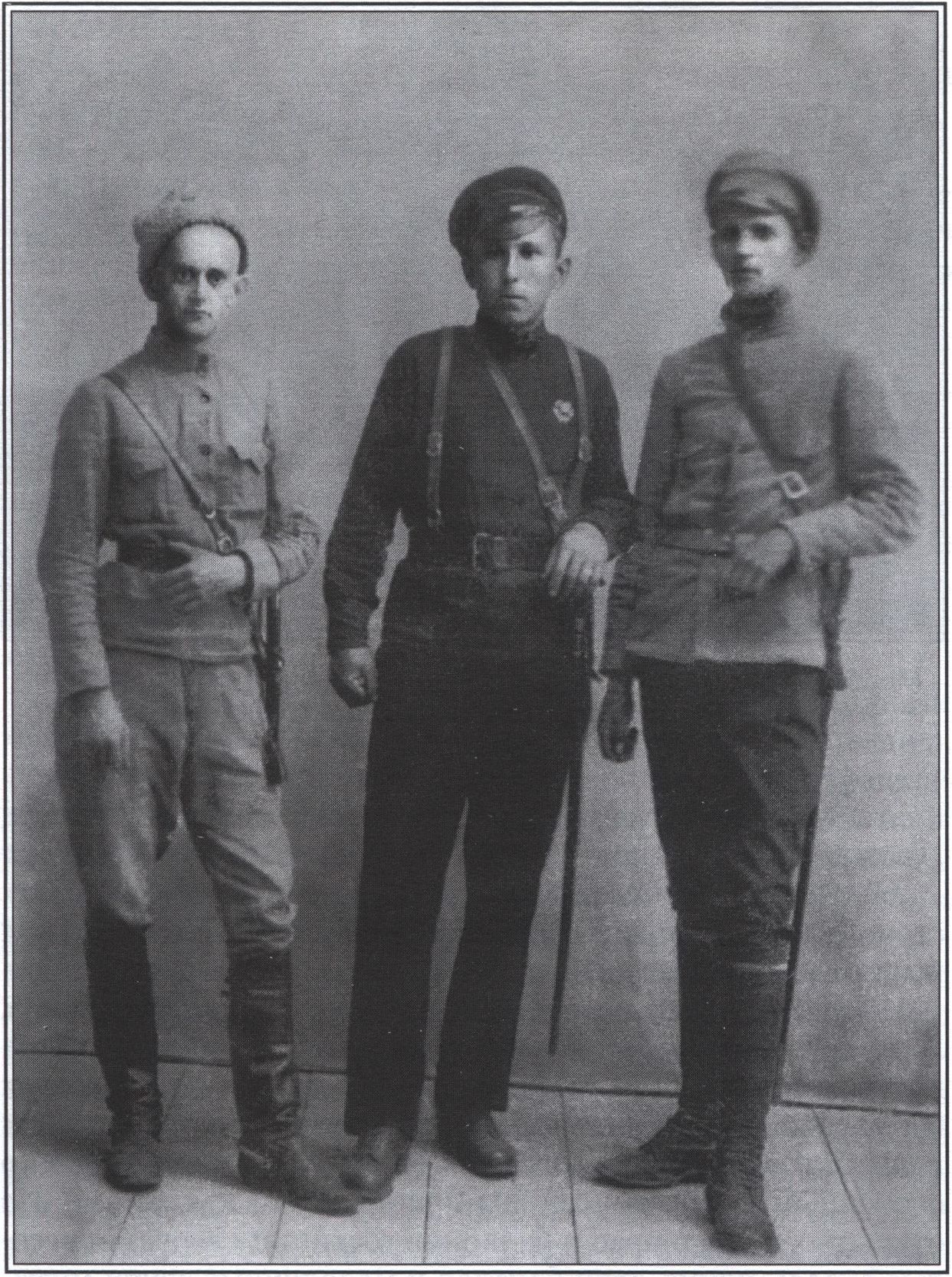 Красногвардейцы Ивановский, Бордаков, Трофимов. 1918 г. Из фондов ЯИЛМ Красногвардейцы Ивановский, Бордаков, Трофимов. 1918 г. Из фондов ЯИЛМ